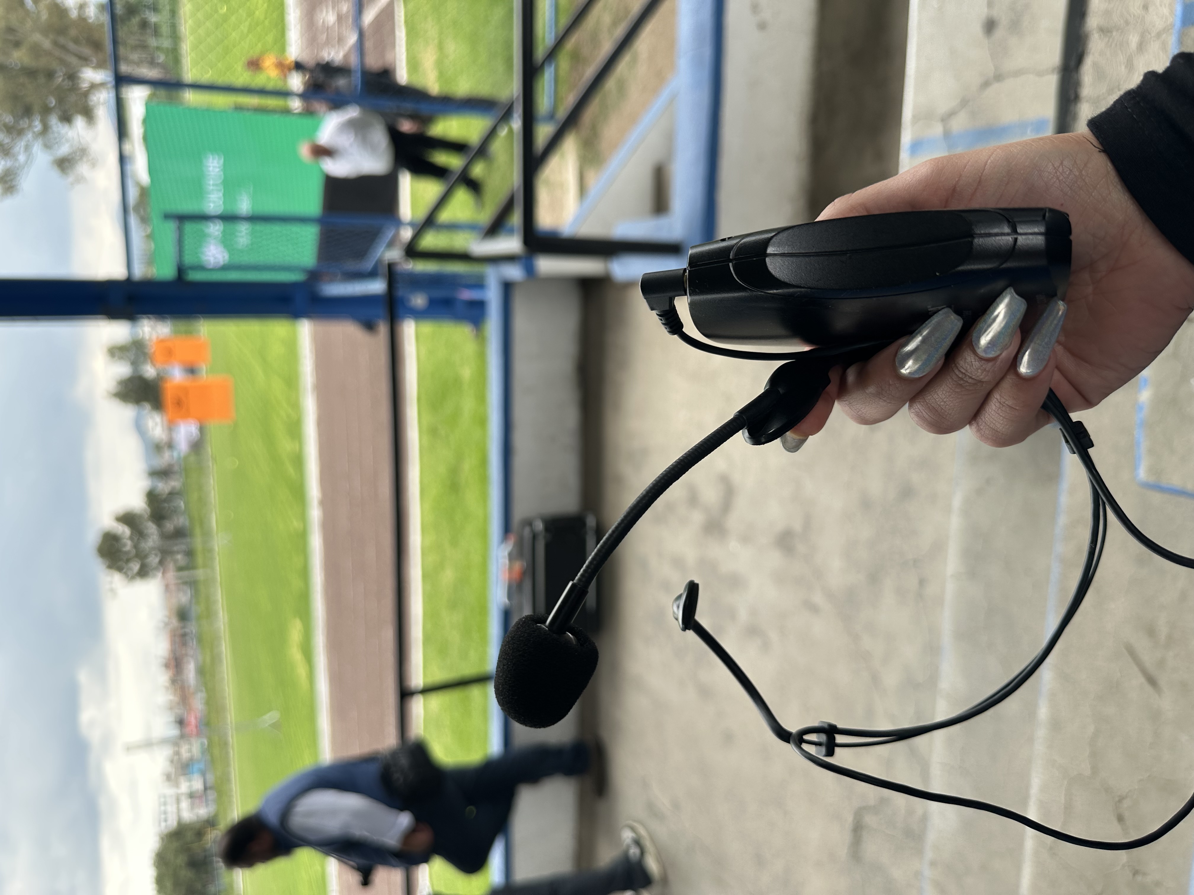 intérprete con transmisor y micrófono portátiles